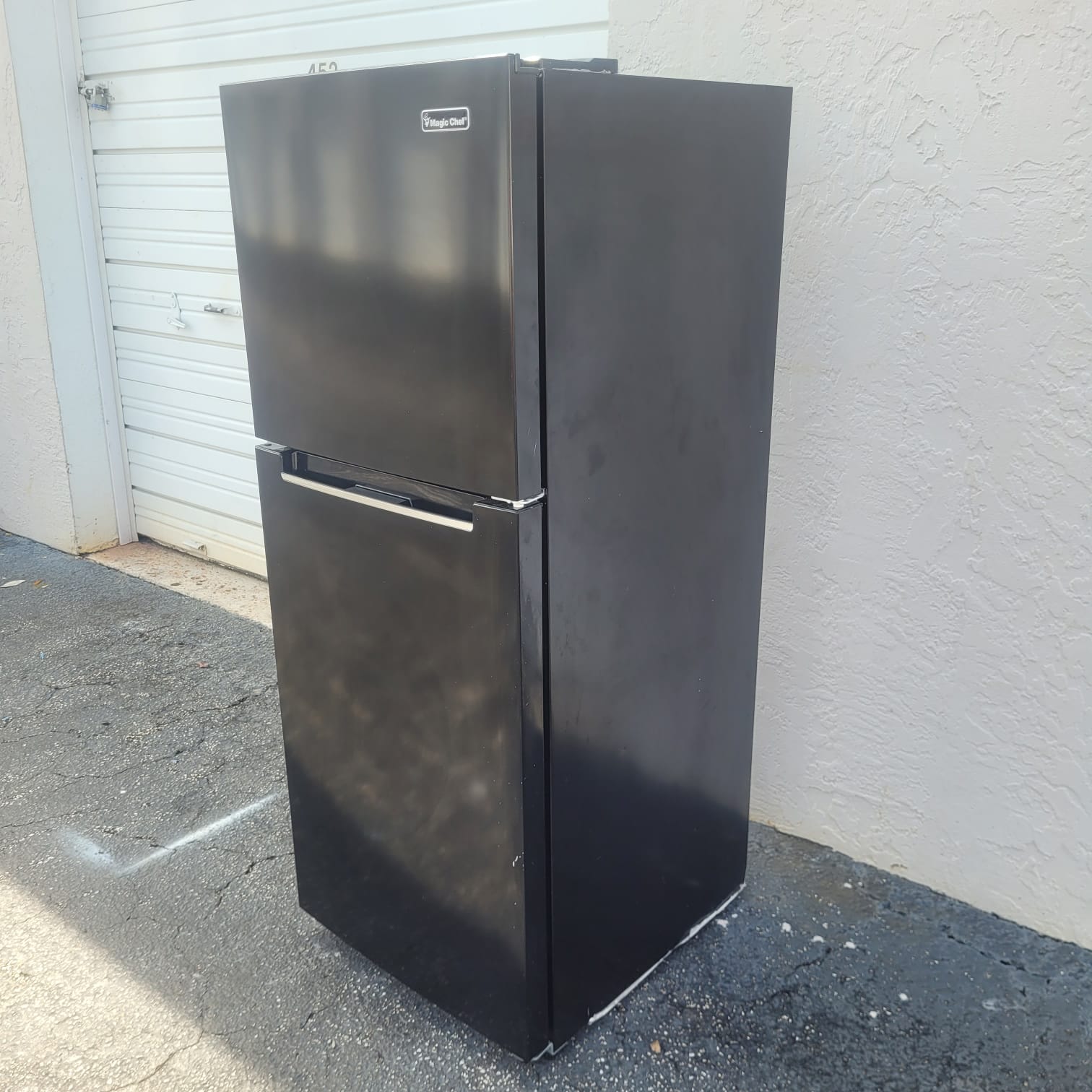 Magic Chef Black Top and Bottom Refrigerator Magic Chef Black Top and Bottom Refrigerator